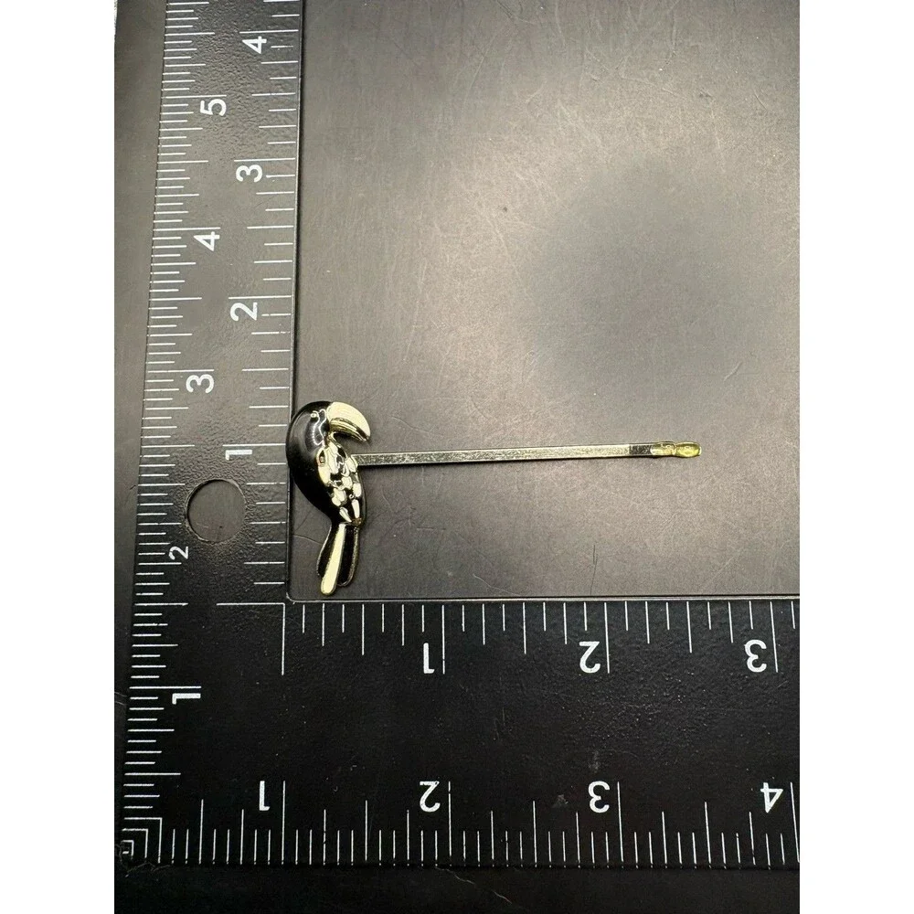 Hair pin Toucan in black and white enamel.